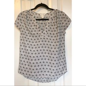 Black & White Geometric Pattern V-neck Blouse